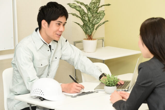 相談を受ける建設作業員と女性