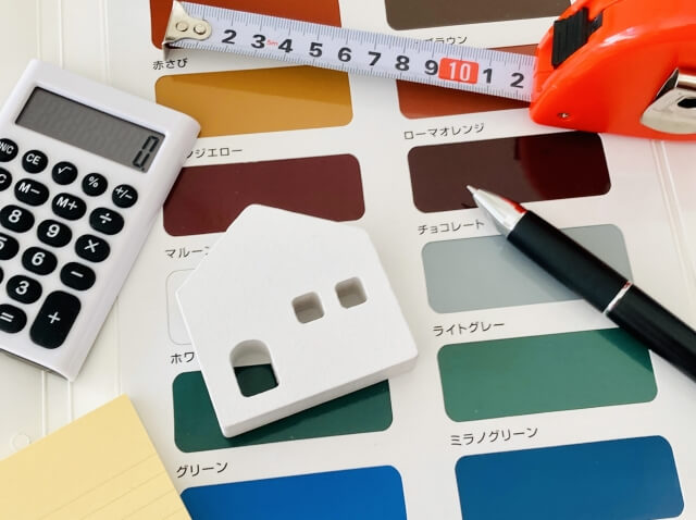色見本と家形定規のあるデスク