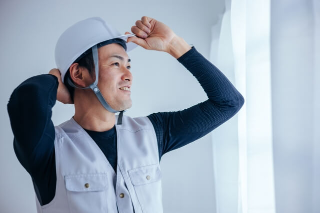 ヘルメットをかぶる建設作業員男性